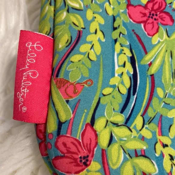 Lilly Pulitzer Make up bag size long 10” wide 8” no rips smell see pictures - Picture 2 of 11